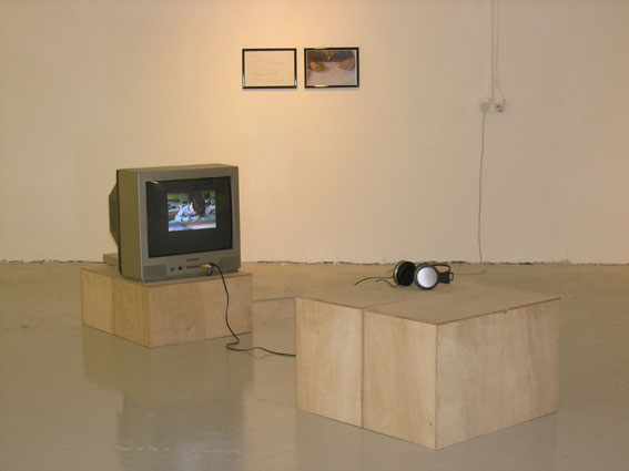  Susan MacWilliam:  Explaining magic to Mercer , 2005, installation  A dark noise , Golden Thread Gallery, Belfast, 2006; courtesy the artist